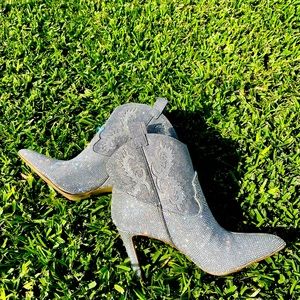 Gorgeous Gianni Bini silver sparkle ankle boots!